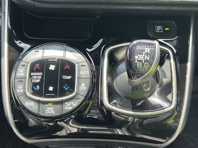 トヨタ ヴォクシー ハイブリッド ZS 煌Ⅲ 岐阜県 2020(令2)年 12.3万km ホワイトパールクリスタルシャイン 登録時走行距離122721km/純正９型ナビ/Blue tooth/CD/DVD/SDミュージックサーバー可/フルセグテレビ/両側電動パワースライドドア　/フルエアロ/トヨタセーフティーセンス/ＬＥＤヘッドライト/オートマチックハイビーム/コーナーセンサー前後/レーンキープアシスト/ドライブレコーダー前方/ハーフレザーシート/3列シート/シートヒーター前席/純正フロアマット/スマートキー/スペアキー1本/ビルトインＥＴＣ/純正16アルミホイール/プッシュスタート/ドアバイザー/ウインカーミラー/背面テーブル