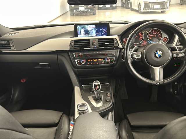 ＢＭＷ アクティブハイブリッド 3 Mスポーツ 熊本県 2014(平26)年 5.5万km アルピンホワイトⅢ ・メーカーナビ/-BT/フルセグTV/CD/DVD/USB/FM/AM/・バックカメラ/・クルーズコントロール/・パドルシフト/・コーナーセンサー/・クリアランスソナー/・衝突軽減ブレーキ/・車線逸脱警報/・SPORTモード/ECOPROモード/・運転席メモリーシート/・前席パワーシート/・前席シートヒーター/・ステアリングリモコン/・ビルトインETC/・純正アルミ18インチ