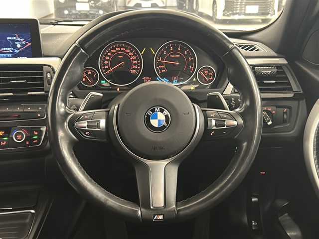 ＢＭＷ アクティブハイブリッド 3 Mスポーツ 熊本県 2014(平26)年 5.5万km アルピンホワイトⅢ ・メーカーナビ/-BT/フルセグTV/CD/DVD/USB/FM/AM/・バックカメラ/・クルーズコントロール/・パドルシフト/・コーナーセンサー/・クリアランスソナー/・衝突軽減ブレーキ/・車線逸脱警報/・SPORTモード/ECOPROモード/・運転席メモリーシート/・前席パワーシート/・前席シートヒーター/・ステアリングリモコン/・ビルトインETC/・純正アルミ18インチ