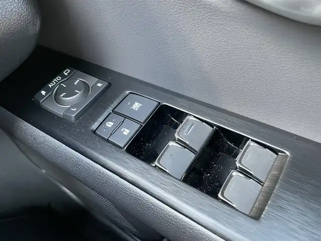 レクサス ＵＸ 200 Fスポーツ 新潟県 2022(令4)年 1.6万km ホワイトノーヴァガラスフレーク TRDフルエアロ/TRDマフラー/ワンオーナー/サンルーフ/メモリナビ/アラウンドビューモニター/運転席助手席シートヒーター、クーラー/運転席シートメモリー/ステアリングヒーター/置くだけ充電/ブレーキホールド/電動リアゲート/アイドリングストップ/ウィンカーミラー/クルーズコントロール/プッシュスタート/ETC２．０/純正フロアマット/スペアキー1個/カードキー1個