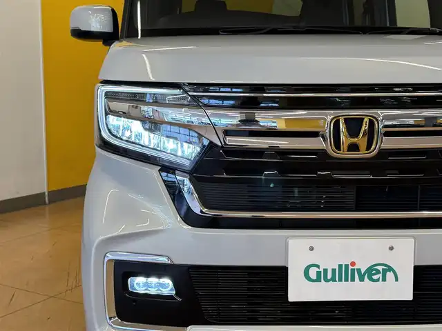 ホンダ Ｎ ＢＯＸ カスタム L 群馬県 2023(令5)年 1.2万km プレミアムサンライトホワイトパール ホンダセンシング/・衝突軽減ブレーキ/・誤発進抑制制御機能/・後方誤発進抑制制御機能/・アダプティブクルーズコントロール/・車線維持支援システム/・路外逸脱抑制機能/・先行車発進お知らせ/・標識認識機能/純正カーオーディオ/    FM/AM/AUX/CD/プッシュスタート/ステアリングスイッチ/スマートキー/シーケンシャルウィンカー/電動パーキングブレーキ/前席シートヒーター/オートブレーキホールド/オートライト/オートハイビーム/フォグランプ/両側パワースライドドア/純正フロアマット/ドアバイザー/純正14AW/電動格納ウィンカーミラー/横滑り防止