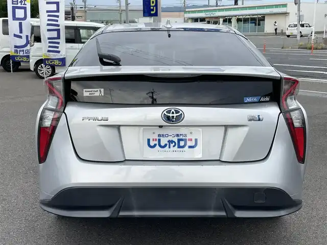 トヨタ プリウス S ツーリングセレクション 和歌山県 2016(平28)年 13.3万km シルバーM (株)IDOMが運営する【じしゃロン和歌山店】の自社ローン専用車両になります。こちらは現金またはオートローンご利用時の価格です。自社ローンご希望の方は別途その旨お申付け下さい/バックカメラ/ETC/合皮レザーシート/シートヒーター/LEDヘッドライト/フォグランプ/プッシュスタート/スマートキー