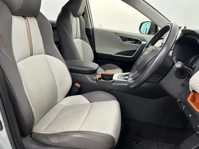 トヨタ ＲＡＶ４ アドベンチャー 福岡県 2019(令1)年 7.4万km アッシュグレーメタリック/アーバンカーキ 純正８型ナビ　/Ｂカメラ　/前方ドラレコ　/ビルトインＥＴＣ　/ＡＣＣ　/コーナーセンサー　/衝突軽減ブレーキ　/ＬＴＡ　/ＢＳＭ　/ＰＫＳＢ　/ヒルディセントコントロール　/シートベンチレーション／ヒーター　/ハーフレザー