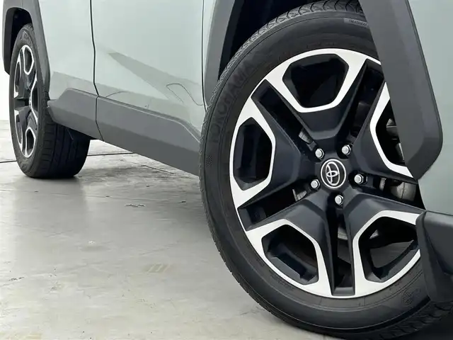 トヨタ ＲＡＶ４ アドベンチャー 福岡県 2019(令1)年 7.4万km アッシュグレーメタリック/アーバンカーキ 純正８型ナビ　/Ｂカメラ　/前方ドラレコ　/ビルトインＥＴＣ　/ＡＣＣ　/コーナーセンサー　/衝突軽減ブレーキ　/ＬＴＡ　/ＢＳＭ　/ＰＫＳＢ　/ヒルディセントコントロール　/シートベンチレーション／ヒーター　/ハーフレザー