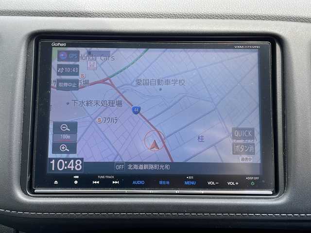 ホンダ ヴェゼル ハイブリッド Z ホンダセンシング 道東・釧路十勝 2017(平29)年 8.1万km ホワイトオーキッドパール 寒冷地仕様/4WD/純正8インチインターナビ VXM-175VFEi/(フルセグTV/DVD/CD/Bluetooth/USB)/バックカメラ/ビルドインETC/ハーフレザーシート/前席シートヒーター/ホンダセンシング/・CMBS/・歩行者事故低減ステアリング/・アダプティブクルーズコントロール/・LKAS/・路外逸脱制御機能/・歩行者発進お知らせ機能/・標識認識機能/パドルシフト/横滑り防止装置/電子パーキング/ブレーキホールド/革巻ステアリング/オートライト/LEDヘッドライト/ステアリングスイッチ