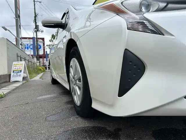 トヨタ プリウス S 福島県 2016(平28)年 13.6万km ホワイトパールクリスタルシャイン (株)IDOMが運営する【じしゃロン福島店】の自社ローン専用車両になります。こちらは現金またはオートローンご利用時の価格です。自社ローンご希望の方は別途その旨お申付け下さい/純正ナビ/地デジＴＶ/ステアリングリモコン/クルーズコントロール/ドアバイザー/革巻きステアリング/オートマチックハイビーム/ＥＴＣ