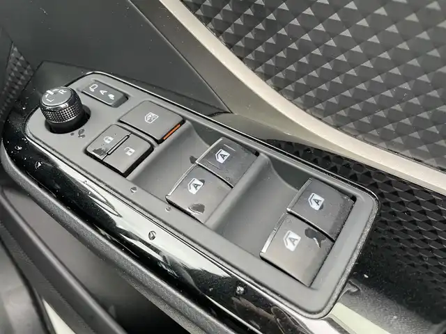 トヨタ Ｃ－ＨＲ G モード ネロ 福岡県 2019(令1)年 5.7万km ホワイトパールクリスタルシャイン ALPINEナビ/クルーズコントロール/トヨタセーフティーセンス/衝突軽減ブレーキ/ACC/横滑り防止機能/バックカメラ/ビルトインETC/シートヒーター/ハーフレザー/純正フロアマット/純正１８インチAW