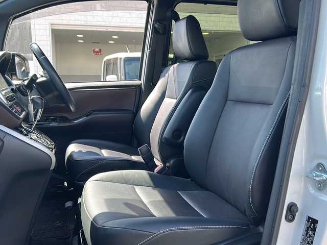 トヨタ エスクァイア Gi 福岡県 2018(平30)年 6.2万km ホワイトパールクリスタルシャイン ・純正9インチSDナビゲーション/CD DVD フルセグTV Bluetooth/・バックカメラ/・ビルトインETC/・ワンオーナー/・トヨタセーフティセンス/・レーンキープアシスト/・オートマチックハイビーム/・両側パワースライドドア/・アイドリングストップ/・横滑り防止装置/・純正15インチアルミホイール/・クルーズコントロール/・LEDヘッドライト/・オートライト/・フォグライト/・シートヒーター(D/N)/・ウィンカーミラー/・電動格納ミラー
