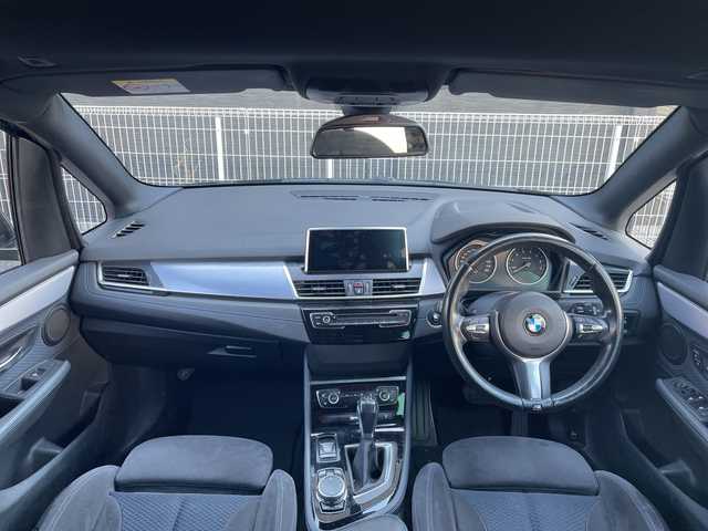ＢＭＷ ２１８ｉ アクティブツアラー Mスポーツ 愛知県 2015(平27)年 7万km サファイアブラックP /禁煙車//純正ナビ//フルセグテレビ//AM、FM、CD、DVD、Bluetooth//バックカメラ//ドライブレコーダー//ETC//プッシュスタート//サイドブレーキボタン//ステアリングチルト//アイドリングストップ//ブレーキアシスト//電動格納ミラー//横滑り防止装置//車線逸脱警告//ABS//トラクションコントロール//自動防眩ミラー//集中ドアロック//盗難防止システム//後席3点シートベルト//オットマン//ルーフレール//革巻ステア//保証書//取扱説明書