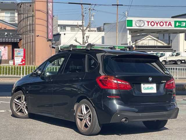 ＢＭＷ ２１８ｉ アクティブツアラー Mスポーツ 愛知県 2015(平27)年 7万km サファイアブラックP /禁煙車//純正ナビ//フルセグテレビ//AM、FM、CD、DVD、Bluetooth//バックカメラ//ドライブレコーダー//ETC//プッシュスタート//サイドブレーキボタン//ステアリングチルト//アイドリングストップ//ブレーキアシスト//電動格納ミラー//横滑り防止装置//車線逸脱警告//ABS//トラクションコントロール//自動防眩ミラー//集中ドアロック//盗難防止システム//後席3点シートベルト//オットマン//ルーフレール//革巻ステア//保証書//取扱説明書