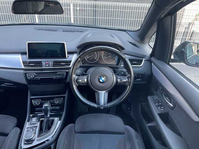 ＢＭＷ ２１８ｉ アクティブツアラー Mスポーツ 愛知県 2015(平27)年 7万km サファイアブラックP /禁煙車//純正ナビ//フルセグテレビ//AM、FM、CD、DVD、Bluetooth//バックカメラ//ドライブレコーダー//ETC//プッシュスタート//サイドブレーキボタン//ステアリングチルト//アイドリングストップ//ブレーキアシスト//電動格納ミラー//横滑り防止装置//車線逸脱警告//ABS//トラクションコントロール//自動防眩ミラー//集中ドアロック//盗難防止システム//後席3点シートベルト//オットマン//ルーフレール//革巻ステア//保証書//取扱説明書