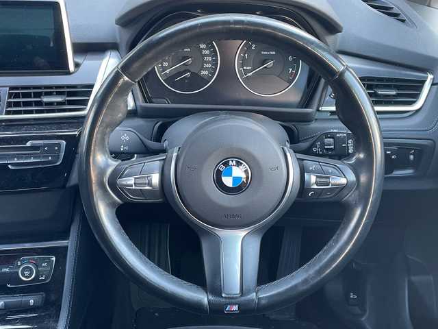 ＢＭＷ ２１８ｉ アクティブツアラー Mスポーツ 愛知県 2015(平27)年 7万km サファイアブラックP /禁煙車//純正ナビ//フルセグテレビ//AM、FM、CD、DVD、Bluetooth//バックカメラ//ドライブレコーダー//ETC//プッシュスタート//サイドブレーキボタン//ステアリングチルト//アイドリングストップ//ブレーキアシスト//電動格納ミラー//横滑り防止装置//車線逸脱警告//ABS//トラクションコントロール//自動防眩ミラー//集中ドアロック//盗難防止システム//後席3点シートベルト//オットマン//ルーフレール//革巻ステア//保証書//取扱説明書