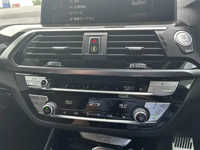 ＢＭＷ Ｘ３ xDrive20d Mスポーツ 滋賀県 2019(令1)年 4.3万km サファイアブラックP ハイラインパッケージ/・ダコタレザー/・前席パワーシート/・全席シートヒーター/インテリジェントセーフティ/・衝突被害軽減システム/・レーンキープアシスト/・ブラインドスポットモニター/純正ナビ/（CD/DVD/BT/USB/フルセグ）/360°カメラ/ルームミラー内蔵ETC/前後ドライブレコーダー/電動リアゲート/アクティブクルーズコントロール/ワイヤレスチャージ/アダプティプLEDヘッドライト/コーナーセンサー/アンビエントライト/純正18インチAW/純正AW付きサマータイヤ積込/純正フロアマット/取扱説明書/保証書/スペアキー