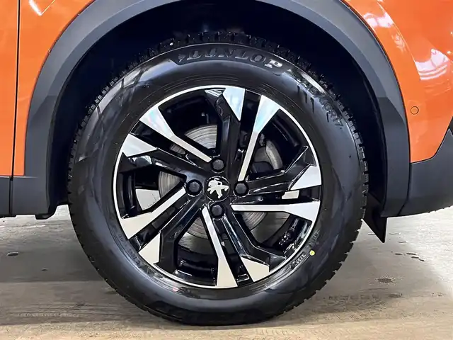 プジョー ２００８ GT 千葉県 2022(令4)年 5.2万km オレンジ ワンオーナー/ターボ/純正ディスプレイ（ナビ内蔵）/バックカメラ/ハーフレザーシート/前席シートヒーター/アクティブセーフティブレーキ/クルーズコントロール/パーキングセンサー/アンビエンスライト/前後ドラレコ/パドルシフト/ルーフレール/LEDヘッドライト/フォグランプ/BSM/スマートキー/純正フロアマット