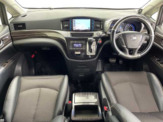 日産 エルグランド 250ハイウェイスターS 鹿児島県 2016(平28)年 5.9万km ブリリアントホワイトパール 純正ナビ/（CD/DVD/BT/フルセグTV）/純正フリップダウンモニター/両側パワースライドドア/クルーズコントロール/バックカメラ/ドライブレコーダー/コーナーセンサ―/オットマン/ハーフレザーシート/オートライト/ETC