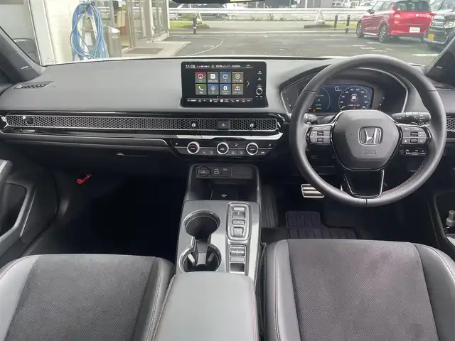 ホンダ シビック e:HEV 宮城県 2024(令6)年 1.5万km プラチナホワイトパール 純正リアスポイラー/純正ディスプレイオーディオナビ/フルセグＴＶ/BT/USB/AM/FM/スマートフォン連携/ホンダセンシング/・衝突軽減ブレーキ（CMBS）/・踏み間違い衝突軽減システム/・路外逸脱抑制機能/・歩行者事故低減ステアリング/・先行車発信お知らせ機能/・標識認識機能/・アダプティブドライビングビーム/・ブラインドスポットインフォメーション/・後退出庫サポート/・パーキングセンサーシステム/・ドライバー注意力モニター/・車線維持支援システム（LKAS）/ハーフレザーシート/D/N席パワーシート/シートヒーター/ワイヤレス充電/純正ドライブレコーダー（前後）/ビルトインＥＴＣ2.0/パドルシフト/電動パーキングブレーキ/オートブレーキホールド/カーテンエアバッグ/プッシュスタート/スマートキー×2/保証書/取扱説明書