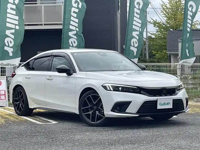 ホンダ シビック e:HEV 宮城県 2024(令6)年 1.5万km プラチナホワイトパール 純正リアスポイラー/純正ディスプレイオーディオナビ/フルセグＴＶ/BT/USB/AM/FM/スマートフォン連携/ホンダセンシング/・衝突軽減ブレーキ（CMBS）/・踏み間違い衝突軽減システム/・路外逸脱抑制機能/・歩行者事故低減ステアリング/・先行車発信お知らせ機能/・標識認識機能/・アダプティブドライビングビーム/・ブラインドスポットインフォメーション/・後退出庫サポート/・パーキングセンサーシステム/・ドライバー注意力モニター/・車線維持支援システム（LKAS）/ハーフレザーシート/D/N席パワーシート/シートヒーター/ワイヤレス充電/純正ドライブレコーダー（前後）/ビルトインＥＴＣ2.0/パドルシフト/電動パーキングブレーキ/オートブレーキホールド/カーテンエアバッグ/プッシュスタート/スマートキー×2/保証書/取扱説明書