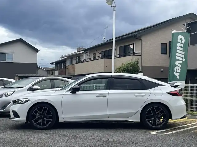 ホンダ シビック e:HEV 宮城県 2024(令6)年 1.5万km プラチナホワイトパール 純正リアスポイラー/純正ディスプレイオーディオナビ/フルセグＴＶ/BT/USB/AM/FM/スマートフォン連携/ホンダセンシング/・衝突軽減ブレーキ（CMBS）/・踏み間違い衝突軽減システム/・路外逸脱抑制機能/・歩行者事故低減ステアリング/・先行車発信お知らせ機能/・標識認識機能/・アダプティブドライビングビーム/・ブラインドスポットインフォメーション/・後退出庫サポート/・パーキングセンサーシステム/・ドライバー注意力モニター/・車線維持支援システム（LKAS）/ハーフレザーシート/D/N席パワーシート/シートヒーター/ワイヤレス充電/純正ドライブレコーダー（前後）/ビルトインＥＴＣ2.0/パドルシフト/電動パーキングブレーキ/オートブレーキホールド/カーテンエアバッグ/プッシュスタート/スマートキー×2/保証書/取扱説明書