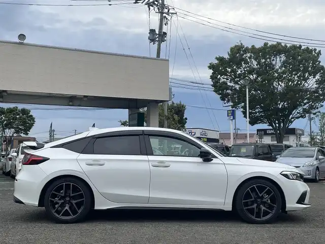 ホンダ シビック e:HEV 宮城県 2024(令6)年 1.5万km プラチナホワイトパール 純正リアスポイラー/純正ディスプレイオーディオナビ/フルセグＴＶ/BT/USB/AM/FM/スマートフォン連携/ホンダセンシング/・衝突軽減ブレーキ（CMBS）/・踏み間違い衝突軽減システム/・路外逸脱抑制機能/・歩行者事故低減ステアリング/・先行車発信お知らせ機能/・標識認識機能/・アダプティブドライビングビーム/・ブラインドスポットインフォメーション/・後退出庫サポート/・パーキングセンサーシステム/・ドライバー注意力モニター/・車線維持支援システム（LKAS）/ハーフレザーシート/D/N席パワーシート/シートヒーター/ワイヤレス充電/純正ドライブレコーダー（前後）/ビルトインＥＴＣ2.0/パドルシフト/電動パーキングブレーキ/オートブレーキホールド/カーテンエアバッグ/プッシュスタート/スマートキー×2/保証書/取扱説明書