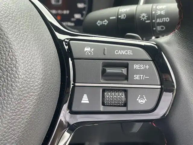 ホンダ シビック e:HEV 宮城県 2024(令6)年 1.5万km プラチナホワイトパール 純正リアスポイラー/純正ディスプレイオーディオナビ/フルセグＴＶ/BT/USB/AM/FM/スマートフォン連携/ホンダセンシング/・衝突軽減ブレーキ（CMBS）/・踏み間違い衝突軽減システム/・路外逸脱抑制機能/・歩行者事故低減ステアリング/・先行車発信お知らせ機能/・標識認識機能/・アダプティブドライビングビーム/・ブラインドスポットインフォメーション/・後退出庫サポート/・パーキングセンサーシステム/・ドライバー注意力モニター/・車線維持支援システム（LKAS）/ハーフレザーシート/D/N席パワーシート/シートヒーター/ワイヤレス充電/純正ドライブレコーダー（前後）/ビルトインＥＴＣ2.0/パドルシフト/電動パーキングブレーキ/オートブレーキホールド/カーテンエアバッグ/プッシュスタート/スマートキー×2/保証書/取扱説明書