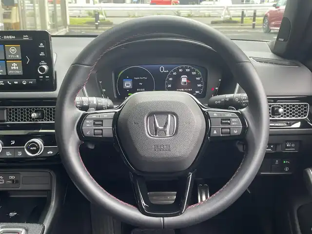 ホンダ シビック e:HEV 宮城県 2024(令6)年 1.5万km プラチナホワイトパール 純正リアスポイラー/純正ディスプレイオーディオナビ/フルセグＴＶ/BT/USB/AM/FM/スマートフォン連携/ホンダセンシング/・衝突軽減ブレーキ（CMBS）/・踏み間違い衝突軽減システム/・路外逸脱抑制機能/・歩行者事故低減ステアリング/・先行車発信お知らせ機能/・標識認識機能/・アダプティブドライビングビーム/・ブラインドスポットインフォメーション/・後退出庫サポート/・パーキングセンサーシステム/・ドライバー注意力モニター/・車線維持支援システム（LKAS）/ハーフレザーシート/D/N席パワーシート/シートヒーター/ワイヤレス充電/純正ドライブレコーダー（前後）/ビルトインＥＴＣ2.0/パドルシフト/電動パーキングブレーキ/オートブレーキホールド/カーテンエアバッグ/プッシュスタート/スマートキー×2/保証書/取扱説明書