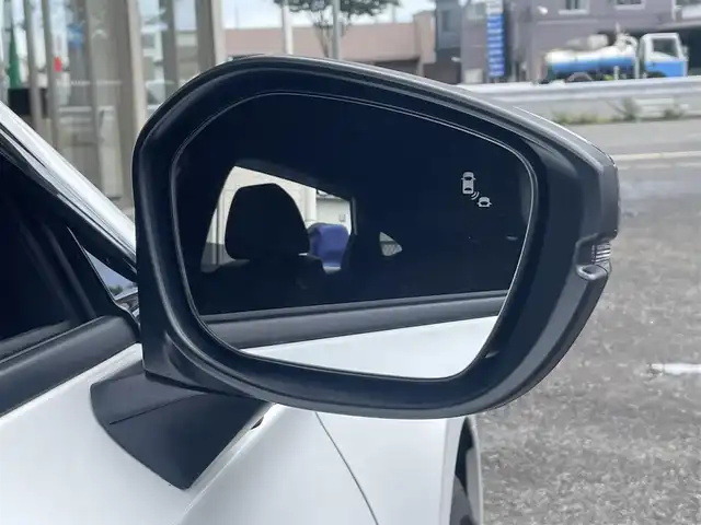 ホンダ シビック e:HEV 宮城県 2024(令6)年 1.5万km プラチナホワイトパール 純正リアスポイラー/純正ディスプレイオーディオナビ/フルセグＴＶ/BT/USB/AM/FM/スマートフォン連携/ホンダセンシング/・衝突軽減ブレーキ（CMBS）/・踏み間違い衝突軽減システム/・路外逸脱抑制機能/・歩行者事故低減ステアリング/・先行車発信お知らせ機能/・標識認識機能/・アダプティブドライビングビーム/・ブラインドスポットインフォメーション/・後退出庫サポート/・パーキングセンサーシステム/・ドライバー注意力モニター/・車線維持支援システム（LKAS）/ハーフレザーシート/D/N席パワーシート/シートヒーター/ワイヤレス充電/純正ドライブレコーダー（前後）/ビルトインＥＴＣ2.0/パドルシフト/電動パーキングブレーキ/オートブレーキホールド/カーテンエアバッグ/プッシュスタート/スマートキー×2/保証書/取扱説明書