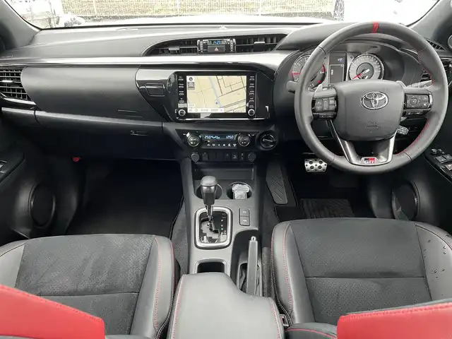 トヨタ ハイラックス Z GRスポーツ 鳥取県 2023(令5)年 0.4万km スーパーホワイトⅡ ４ＷＤ・ディーゼルターボ/純正８型ナビ／フルセグ／ＢＴ/パノラミックビュー/前後ドライブレコーダー・ＥＴＣ/GR専用ハーフレザーシート/運転席パワーシート/ＪＡＯＳリフトUPスプリング（フロント）/LEDヘットライト/フォグライト/トヨタセーフティセンス/レーダークルーズコントロール/荷台トノカバー/純正18インチアルミホイール/（積み込み分有り　計２セット）/GR専用フロアマット/プッシュエンジンスタート/スペアキーｘ２/（スマートキーｘ１　板キーｘ１）/保証書・取扱説明書