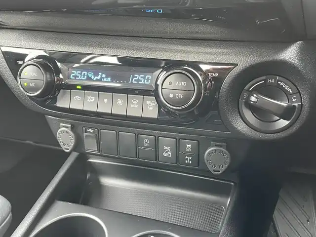 トヨタ ハイラックス Z GRスポーツ 鳥取県 2023(令5)年 0.4万km スーパーホワイトⅡ ４ＷＤ・ディーゼルターボ/純正８型ナビ／フルセグ／ＢＴ/パノラミックビュー/前後ドライブレコーダー・ＥＴＣ/GR専用ハーフレザーシート/運転席パワーシート/ＪＡＯＳリフトUPスプリング（フロント）/LEDヘットライト/フォグライト/トヨタセーフティセンス/レーダークルーズコントロール/荷台トノカバー/純正18インチアルミホイール/（積み込み分有り　計２セット）/GR専用フロアマット/プッシュエンジンスタート/スペアキーｘ２/（スマートキーｘ１　板キーｘ１）/保証書・取扱説明書