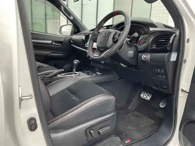 トヨタ ハイラックス Z GRスポーツ 鳥取県 2023(令5)年 0.4万km スーパーホワイトⅡ ４ＷＤ・ディーゼルターボ/純正８型ナビ／フルセグ／ＢＴ/パノラミックビュー/前後ドライブレコーダー・ＥＴＣ/GR専用ハーフレザーシート/運転席パワーシート/ＪＡＯＳリフトUPスプリング（フロント）/LEDヘットライト/フォグライト/トヨタセーフティセンス/レーダークルーズコントロール/荷台トノカバー/純正18インチアルミホイール/（積み込み分有り　計２セット）/GR専用フロアマット/プッシュエンジンスタート/スペアキーｘ２/（スマートキーｘ１　板キーｘ１）/保証書・取扱説明書