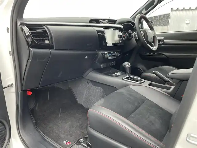 トヨタ ハイラックス Z GRスポーツ 鳥取県 2023(令5)年 0.4万km スーパーホワイトⅡ ４ＷＤ・ディーゼルターボ/純正８型ナビ／フルセグ／ＢＴ/パノラミックビュー/前後ドライブレコーダー・ＥＴＣ/GR専用ハーフレザーシート/運転席パワーシート/ＪＡＯＳリフトUPスプリング（フロント）/LEDヘットライト/フォグライト/トヨタセーフティセンス/レーダークルーズコントロール/荷台トノカバー/純正18インチアルミホイール/（積み込み分有り　計２セット）/GR専用フロアマット/プッシュエンジンスタート/スペアキーｘ２/（スマートキーｘ１　板キーｘ１）/保証書・取扱説明書