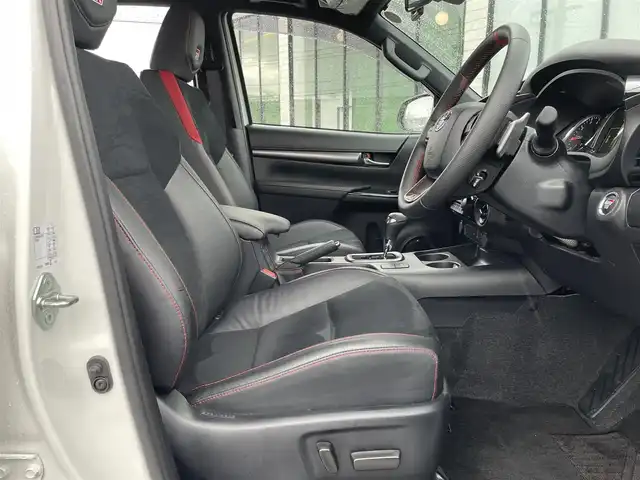 トヨタ ハイラックス Z GRスポーツ 鳥取県 2023(令5)年 0.4万km スーパーホワイトⅡ ４ＷＤ・ディーゼルターボ/純正８型ナビ／フルセグ／ＢＴ/パノラミックビュー/前後ドライブレコーダー・ＥＴＣ/GR専用ハーフレザーシート/運転席パワーシート/ＪＡＯＳリフトUPスプリング（フロント）/LEDヘットライト/フォグライト/トヨタセーフティセンス/レーダークルーズコントロール/荷台トノカバー/純正18インチアルミホイール/（積み込み分有り　計２セット）/GR専用フロアマット/プッシュエンジンスタート/スペアキーｘ２/（スマートキーｘ１　板キーｘ１）/保証書・取扱説明書