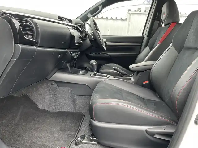 トヨタ ハイラックス Z GRスポーツ 鳥取県 2023(令5)年 0.4万km スーパーホワイトⅡ ４ＷＤ・ディーゼルターボ/純正８型ナビ／フルセグ／ＢＴ/パノラミックビュー/前後ドライブレコーダー・ＥＴＣ/GR専用ハーフレザーシート/運転席パワーシート/ＪＡＯＳリフトUPスプリング（フロント）/LEDヘットライト/フォグライト/トヨタセーフティセンス/レーダークルーズコントロール/荷台トノカバー/純正18インチアルミホイール/（積み込み分有り　計２セット）/GR専用フロアマット/プッシュエンジンスタート/スペアキーｘ２/（スマートキーｘ１　板キーｘ１）/保証書・取扱説明書