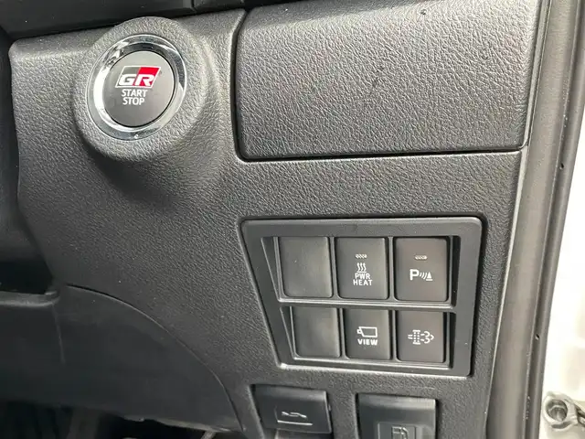 トヨタ ハイラックス Z GRスポーツ 鳥取県 2023(令5)年 0.4万km スーパーホワイトⅡ ４ＷＤ・ディーゼルターボ/純正８型ナビ／フルセグ／ＢＴ/パノラミックビュー/前後ドライブレコーダー・ＥＴＣ/GR専用ハーフレザーシート/運転席パワーシート/ＪＡＯＳリフトUPスプリング（フロント）/LEDヘットライト/フォグライト/トヨタセーフティセンス/レーダークルーズコントロール/荷台トノカバー/純正18インチアルミホイール/（積み込み分有り　計２セット）/GR専用フロアマット/プッシュエンジンスタート/スペアキーｘ２/（スマートキーｘ１　板キーｘ１）/保証書・取扱説明書