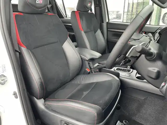 トヨタ ハイラックス Z GRスポーツ 鳥取県 2023(令5)年 0.4万km スーパーホワイトⅡ ４ＷＤ・ディーゼルターボ/純正８型ナビ／フルセグ／ＢＴ/パノラミックビュー/前後ドライブレコーダー・ＥＴＣ/GR専用ハーフレザーシート/運転席パワーシート/ＪＡＯＳリフトUPスプリング（フロント）/LEDヘットライト/フォグライト/トヨタセーフティセンス/レーダークルーズコントロール/荷台トノカバー/純正18インチアルミホイール/（積み込み分有り　計２セット）/GR専用フロアマット/プッシュエンジンスタート/スペアキーｘ２/（スマートキーｘ１　板キーｘ１）/保証書・取扱説明書