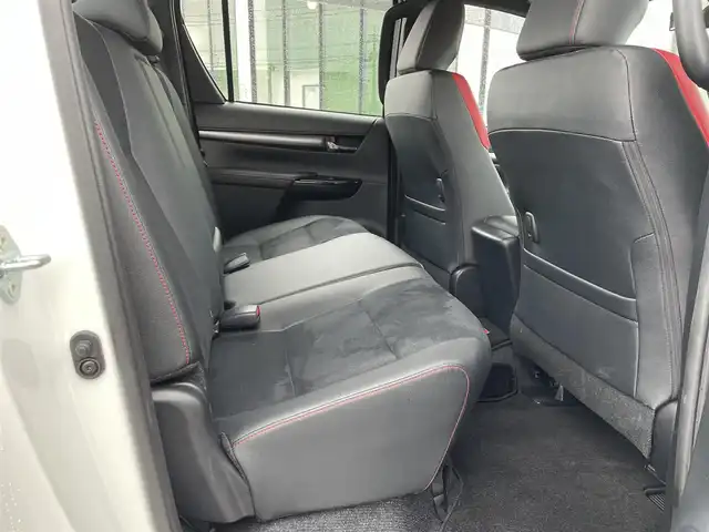 トヨタ ハイラックス Z GRスポーツ 鳥取県 2023(令5)年 0.4万km スーパーホワイトⅡ ４ＷＤ・ディーゼルターボ/純正８型ナビ／フルセグ／ＢＴ/パノラミックビュー/前後ドライブレコーダー・ＥＴＣ/GR専用ハーフレザーシート/運転席パワーシート/ＪＡＯＳリフトUPスプリング（フロント）/LEDヘットライト/フォグライト/トヨタセーフティセンス/レーダークルーズコントロール/荷台トノカバー/純正18インチアルミホイール/（積み込み分有り　計２セット）/GR専用フロアマット/プッシュエンジンスタート/スペアキーｘ２/（スマートキーｘ１　板キーｘ１）/保証書・取扱説明書