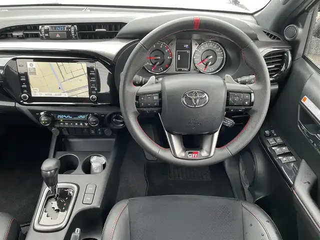 トヨタ ハイラックス Z GRスポーツ 鳥取県 2023(令5)年 0.4万km スーパーホワイトⅡ ４ＷＤ・ディーゼルターボ/純正８型ナビ／フルセグ／ＢＴ/パノラミックビュー/前後ドライブレコーダー・ＥＴＣ/GR専用ハーフレザーシート/運転席パワーシート/ＪＡＯＳリフトUPスプリング（フロント）/LEDヘットライト/フォグライト/トヨタセーフティセンス/レーダークルーズコントロール/荷台トノカバー/純正18インチアルミホイール/（積み込み分有り　計２セット）/GR専用フロアマット/プッシュエンジンスタート/スペアキーｘ２/（スマートキーｘ１　板キーｘ１）/保証書・取扱説明書