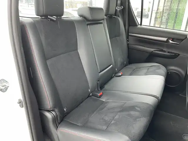 トヨタ ハイラックス Z GRスポーツ 鳥取県 2023(令5)年 0.4万km スーパーホワイトⅡ ４ＷＤ・ディーゼルターボ/純正８型ナビ／フルセグ／ＢＴ/パノラミックビュー/前後ドライブレコーダー・ＥＴＣ/GR専用ハーフレザーシート/運転席パワーシート/ＪＡＯＳリフトUPスプリング（フロント）/LEDヘットライト/フォグライト/トヨタセーフティセンス/レーダークルーズコントロール/荷台トノカバー/純正18インチアルミホイール/（積み込み分有り　計２セット）/GR専用フロアマット/プッシュエンジンスタート/スペアキーｘ２/（スマートキーｘ１　板キーｘ１）/保証書・取扱説明書