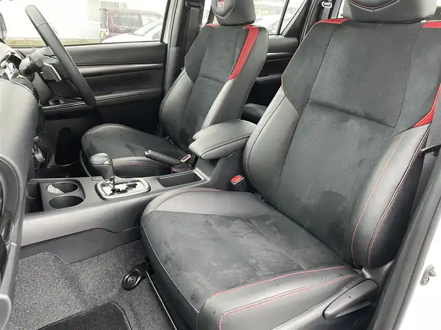 トヨタ ハイラックス Z GRスポーツ 鳥取県 2023(令5)年 0.4万km スーパーホワイトⅡ ４ＷＤ・ディーゼルターボ/純正８型ナビ／フルセグ／ＢＴ/パノラミックビュー/前後ドライブレコーダー・ＥＴＣ/GR専用ハーフレザーシート/運転席パワーシート/ＪＡＯＳリフトUPスプリング（フロント）/LEDヘットライト/フォグライト/トヨタセーフティセンス/レーダークルーズコントロール/荷台トノカバー/純正18インチアルミホイール/（積み込み分有り　計２セット）/GR専用フロアマット/プッシュエンジンスタート/スペアキーｘ２/（スマートキーｘ１　板キーｘ１）/保証書・取扱説明書