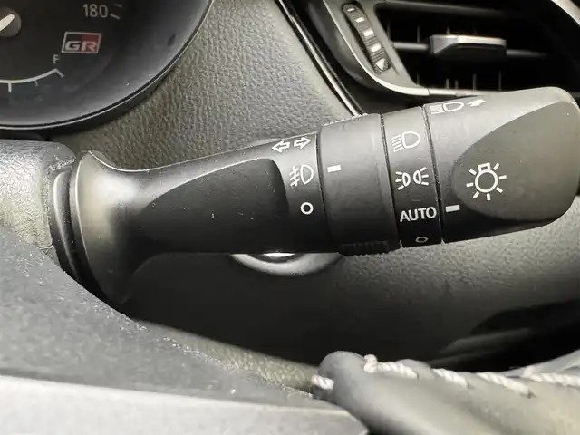 トヨタ Ｃ－ＨＲ S GRスポーツ 兵庫県 2020(令2)年 2.4万km ブラック/ホワイトパールクリスタルシャイン 2トーン 純正ナビ/（USB/Bluetooth/フルセグTV）/バックカメラ/レーダークルーズコントロール/ブラインドスポットモニター/プリクラッシュセーフティー/レーンディパーチャーアラート/電子パーキング/横滑り防止装置/カーテンエアバッグ/ハーフレザーシート/シートヒーター（D/N席）/LEDヘッドライト/オートライト/オートマチックハイビーム/ビルトインETC2.0/ステアリングリモコン/ドライブレコーダー（前後）/GRマフラー/純正19インチアルミホイール/純正フロアマット/スマートキー/スペアタイヤ