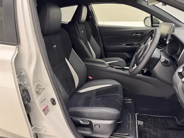 トヨタ Ｃ－ＨＲ S GRスポーツ 兵庫県 2020(令2)年 2.4万km ブラック/ホワイトパールクリスタルシャイン 2トーン 純正ナビ/（USB/Bluetooth/フルセグTV）/バックカメラ/レーダークルーズコントロール/ブラインドスポットモニター/プリクラッシュセーフティー/レーンディパーチャーアラート/電子パーキング/横滑り防止装置/カーテンエアバッグ/ハーフレザーシート/シートヒーター（D/N席）/LEDヘッドライト/オートライト/オートマチックハイビーム/ビルトインETC2.0/ステアリングリモコン/ドライブレコーダー（前後）/GRマフラー/純正19インチアルミホイール/純正フロアマット/スマートキー/スペアタイヤ