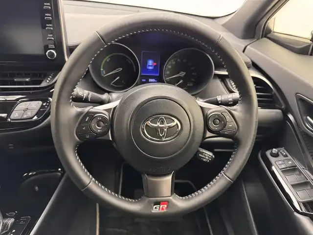 トヨタ Ｃ－ＨＲ S GRスポーツ 兵庫県 2020(令2)年 2.4万km ブラック/ホワイトパールクリスタルシャイン 2トーン 純正ナビ/（USB/Bluetooth/フルセグTV）/バックカメラ/レーダークルーズコントロール/ブラインドスポットモニター/プリクラッシュセーフティー/レーンディパーチャーアラート/電子パーキング/横滑り防止装置/カーテンエアバッグ/ハーフレザーシート/シートヒーター（D/N席）/LEDヘッドライト/オートライト/オートマチックハイビーム/ビルトインETC2.0/ステアリングリモコン/ドライブレコーダー（前後）/GRマフラー/純正19インチアルミホイール/純正フロアマット/スマートキー/スペアタイヤ
