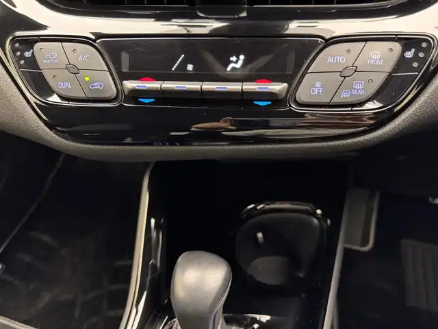 トヨタ Ｃ－ＨＲ S GRスポーツ 兵庫県 2020(令2)年 2.4万km ブラック/ホワイトパールクリスタルシャイン 2トーン 純正ナビ/（USB/Bluetooth/フルセグTV）/バックカメラ/レーダークルーズコントロール/ブラインドスポットモニター/プリクラッシュセーフティー/レーンディパーチャーアラート/電子パーキング/横滑り防止装置/カーテンエアバッグ/ハーフレザーシート/シートヒーター（D/N席）/LEDヘッドライト/オートライト/オートマチックハイビーム/ビルトインETC2.0/ステアリングリモコン/ドライブレコーダー（前後）/GRマフラー/純正19インチアルミホイール/純正フロアマット/スマートキー/スペアタイヤ