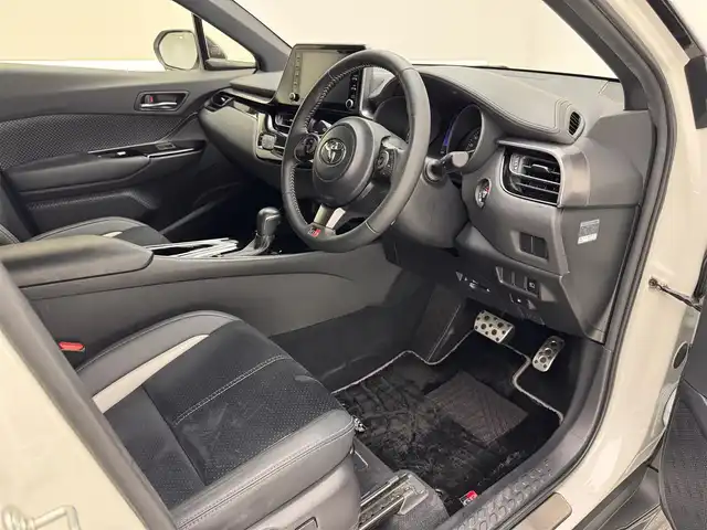 トヨタ Ｃ－ＨＲ S GRスポーツ 兵庫県 2020(令2)年 2.4万km ブラック/ホワイトパールクリスタルシャイン 2トーン 純正ナビ/（USB/Bluetooth/フルセグTV）/バックカメラ/レーダークルーズコントロール/ブラインドスポットモニター/プリクラッシュセーフティー/レーンディパーチャーアラート/電子パーキング/横滑り防止装置/カーテンエアバッグ/ハーフレザーシート/シートヒーター（D/N席）/LEDヘッドライト/オートライト/オートマチックハイビーム/ビルトインETC2.0/ステアリングリモコン/ドライブレコーダー（前後）/GRマフラー/純正19インチアルミホイール/純正フロアマット/スマートキー/スペアタイヤ