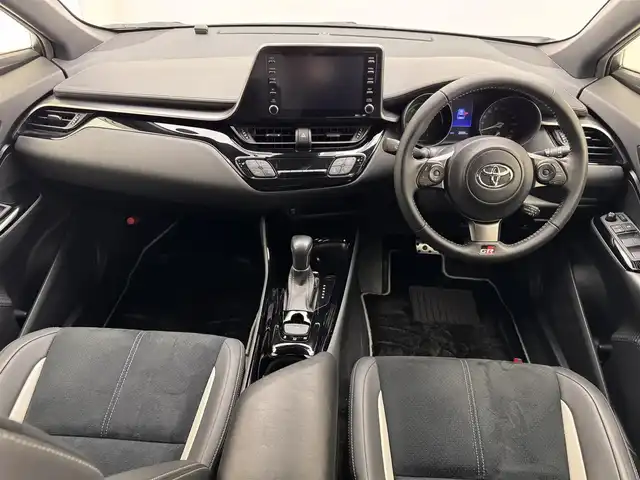 トヨタ Ｃ－ＨＲ S GRスポーツ 兵庫県 2020(令2)年 2.4万km ブラック/ホワイトパールクリスタルシャイン 2トーン 純正ナビ/（USB/Bluetooth/フルセグTV）/バックカメラ/レーダークルーズコントロール/ブラインドスポットモニター/プリクラッシュセーフティー/レーンディパーチャーアラート/電子パーキング/横滑り防止装置/カーテンエアバッグ/ハーフレザーシート/シートヒーター（D/N席）/LEDヘッドライト/オートライト/オートマチックハイビーム/ビルトインETC2.0/ステアリングリモコン/ドライブレコーダー（前後）/GRマフラー/純正19インチアルミホイール/純正フロアマット/スマートキー/スペアタイヤ