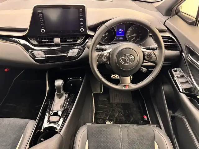 トヨタ Ｃ－ＨＲ S GRスポーツ 兵庫県 2020(令2)年 2.4万km ブラック/ホワイトパールクリスタルシャイン 2トーン 純正ナビ/（USB/Bluetooth/フルセグTV）/バックカメラ/レーダークルーズコントロール/ブラインドスポットモニター/プリクラッシュセーフティー/レーンディパーチャーアラート/電子パーキング/横滑り防止装置/カーテンエアバッグ/ハーフレザーシート/シートヒーター（D/N席）/LEDヘッドライト/オートライト/オートマチックハイビーム/ビルトインETC2.0/ステアリングリモコン/ドライブレコーダー（前後）/GRマフラー/純正19インチアルミホイール/純正フロアマット/スマートキー/スペアタイヤ