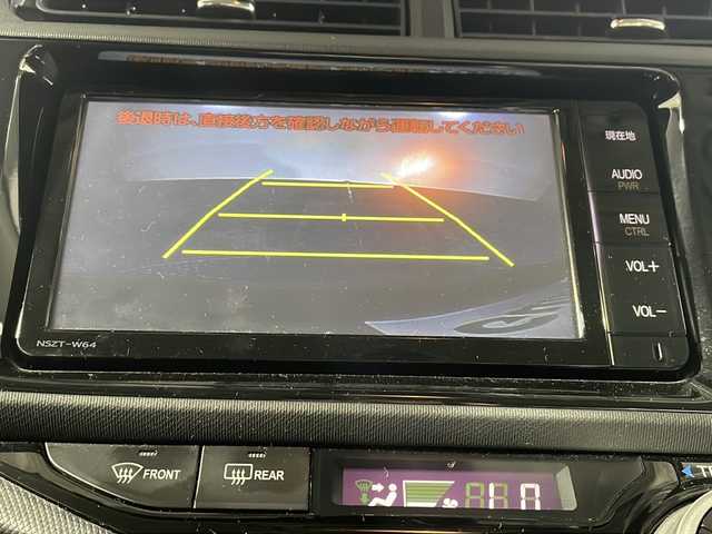 トヨタ アクア S 沖縄県 2016(平28)年 8.6万km グレーメタリック 県外仕入れ　/禁煙車　/（純正ナビ　フルセグＴＶ　Ｂｌｕｅｔｏｏｔｈ接続　ＣＤ　ＤＶＤ再生）　/バックカメラ　/ＥＴＣ　/セーフティセンス/レーンキープアシスト　/オートライト　/オートハイビーム　/スマートキー　/スペアキー　/社外１５AW（純正WC＋スタッドレスあり）