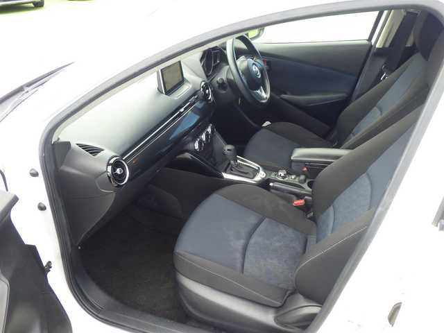 マツダ デミオ 13S 千葉県 2015(平27)年 6.4万km スノーフレイクホワイトパールマイカ スマートシティブレーキサポート/i-stop/純正SDナビ/地デジTV/【DVD/CD再生機能　Bluetooth接続】/バックカメラ/ETC/LEDヘッドライト/ウインカーミラー/コーナーセンサー/サイド/カーテンエアバッグ/スマートキー