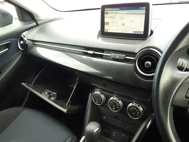 マツダ デミオ 13S 千葉県 2015(平27)年 6.4万km スノーフレイクホワイトパールマイカ スマートシティブレーキサポート/i-stop/純正SDナビ/地デジTV/【DVD/CD再生機能　Bluetooth接続】/バックカメラ/ETC/LEDヘッドライト/ウインカーミラー/コーナーセンサー/サイド/カーテンエアバッグ/スマートキー