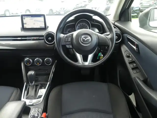 マツダ デミオ 13S 千葉県 2015(平27)年 6.4万km スノーフレイクホワイトパールマイカ スマートシティブレーキサポート/i-stop/純正SDナビ/地デジTV/【DVD/CD再生機能　Bluetooth接続】/バックカメラ/ETC/LEDヘッドライト/ウインカーミラー/コーナーセンサー/サイド/カーテンエアバッグ/スマートキー