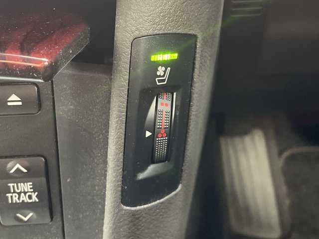 トヨタ クラウン ハイブリッド Gパッケージ 愛知県 2012(平24)年 7.6万km ホワイトパールクリスタルシャイン 純正ナビ/・フルセグ/・ＤＶＤ／ＣＤ　/バックカメラ/シートヒーター/エアーシート/ビルドインＥＴＣ/パワーシート/追従クルコン/衝突軽減/コーナーセンサー/電動リアサンシェード/LEDヘッドライト/カードキー